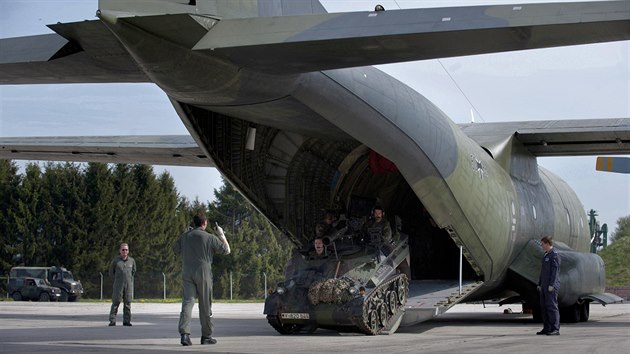 Nakldn lehkho obrnnho vozidla Wiesel s protitankovm systmem TOW do transportnho letounu Transall C-160