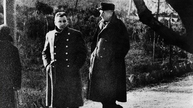 Přátelé za mřížemi. Rudolf Hess (zády k objektivu, s hůlkou) a Albert Speer (s čepicí).