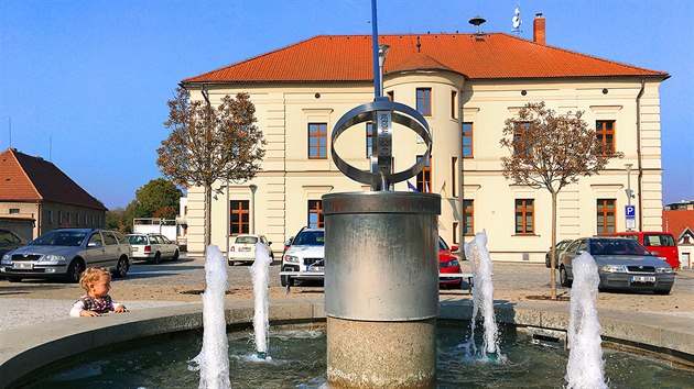 Fontna asu v Dolnch Beanech je npadem starosty Vslava Michalka. Ocelov vlec se oto jednou za 24 hodin, kadch 15 minut trysk vodotrysk a hodiny ukazuj teba i slunen as.