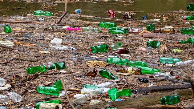 Plastov odpad na Kamenici v nrodnm parku esk vcarsko