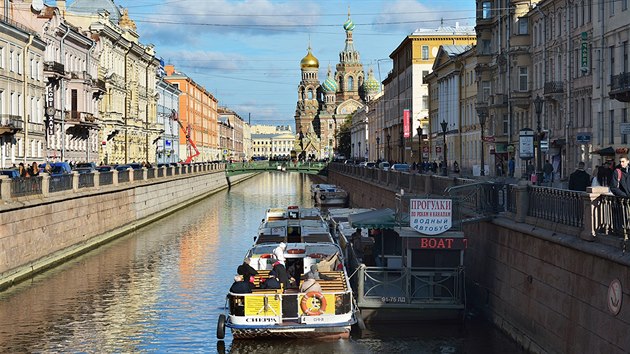 Gribojedovsk kanl. V pozad chrm Kristova vzken