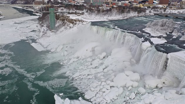 Nvtvnkm tradinho turistickho lkadla kanadsko-americkch hranic se v ter naskytla velkolep podvan. Nejnavtvovanj vodopdy svta, Niagarsk vodopdy, toti kvli mrazivm teplotm, kter v poslednch dnech panuj na severovchod USA, sten zamrzly. (22. ledna 2019)