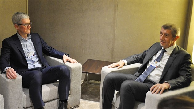 Premir Andrej Babi (vpravo) se bhem Svtovho ekonomickho fra v Davosu seel s generlnm editelem spolenosti Apple Timem Cookem. (24. ledna 2019)
