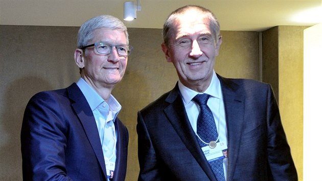 Premir Andrej Babi (vpravo) se bhem Svtovho ekonomickho fra v Davosu seel s generlnm editelem americk technologick spolenosti Apple Timem Cookem. (24. ledna 2019)