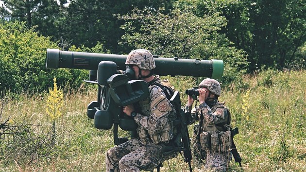 Lotyt vojci sprotiletadlovm raketovm kompletem RBS-70