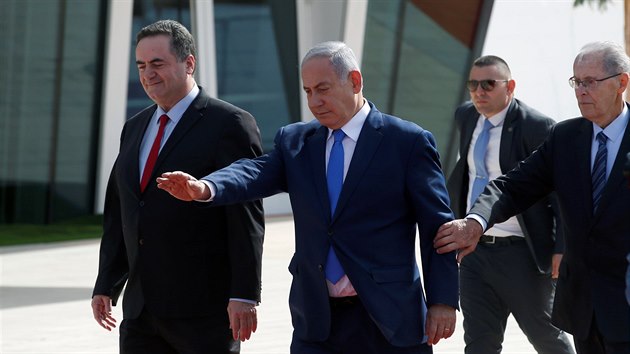 Izaelsk premir Benjamin Netanjahu spolu s ministrem dopravy Jisraelem Kacem (vlevo) bhem slavnostnho oteven novho Ramonova letit (21. ledna 2019)