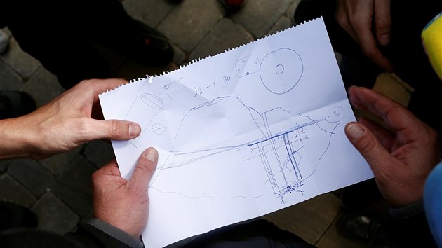 Stavební inženýr Angel Garcia ukazuje novinářům náčrtek studny, kam spadl dvouletý Julen. (17. ledna 2019)
