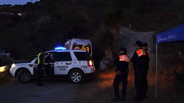 Záchranáři na místě, kde dvouletý chlapec v jižním Španělsku spadl do úzké studny poté, co utekl od svých rodičů. (14. ledna 2019)
