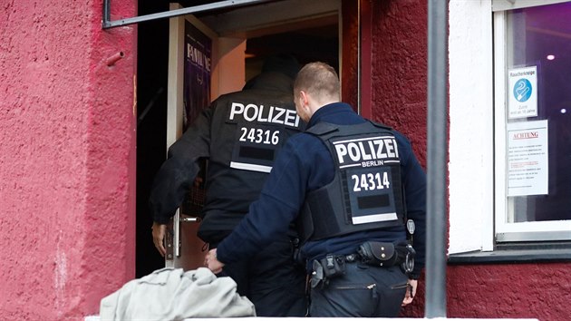 Speciální policejní komando v Berlíně od rána provádí rozsáhlou razii proti mezinárodnímu gangu pašeráků zbraní. (24. ledna 2019)