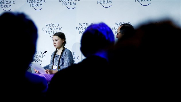 Šestnáctiletá švédská environmentální aktivistka Greta Thunbergová během panelové diskuse na Světovém ekonomickém fóru ve švýcarském Davosu (25. ledna 2019)