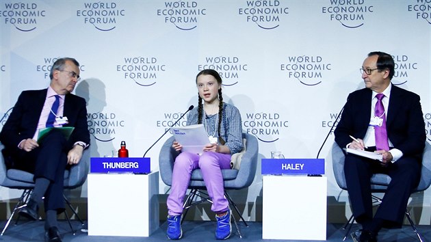 Guvernr francouzsk centrln banky Francois Villeroy de Galhau (vlevo), vdsk environmentln aktivistka Greta Thunbergov  a John J. Haley, f spolenosti Willis Towers Watson bhem panelov diskuse na Svtovm ekonomickm fru ve vcarskm Davosu (25. ledna 2019)