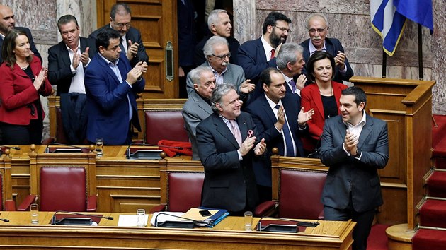 Řecký ministerský předseda Alexis Tsipras a členové jeho vlády aplaudují po rozhodnutí o dohodě mezi Řeckem a Makedonií týkající se přejmenování někdejší jugoslávské republiky. (25. ledna 2019)