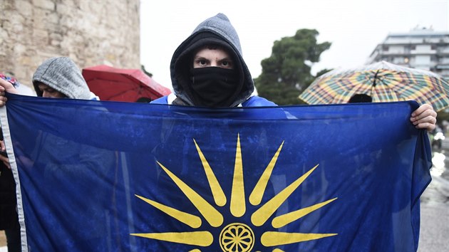 Jeden z účastníků demonstrací v Soluni s vlajkou starověké Řecké Makedonie.(25. ledna 2019)