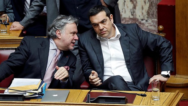 Řecký ministerský předseda Alexis Tsipras v hovoru se stínovým ministrem zahraničních věcí Georgem Katrougalosem během parlamentního jednání o oficiálním názvu řeckého souseda Makedonie (25. ledna 2019)