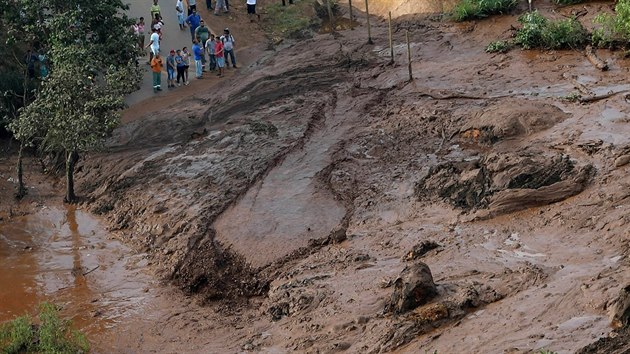 Proud vody a bahna, kter zpsobila protren pehrada pobl brazilskho msta Brumadinho (26. ledna 2019)
