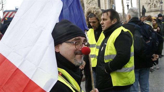 Už jedenáctou sobotu vyrazili do pařížských ulic stoupenci hnutí žlutých vest. Původně protestovali proti zdražení pohonných hmot, nyní žádají zlepšení životní úrovně Francouzů. (26. ledna 2019)