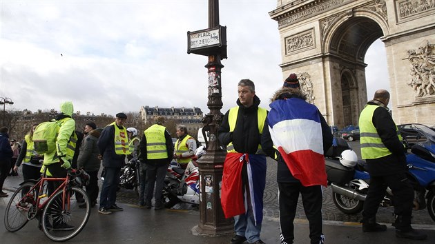 Už jedenáctou sobotu vyrazili do pařížských ulic stoupenci hnutí žlutých vest. Původně protestovali proti zdražení pohonných hmot, nyní žádají zlepšení životní úrovně Francouzů. (26. ledna 2019)