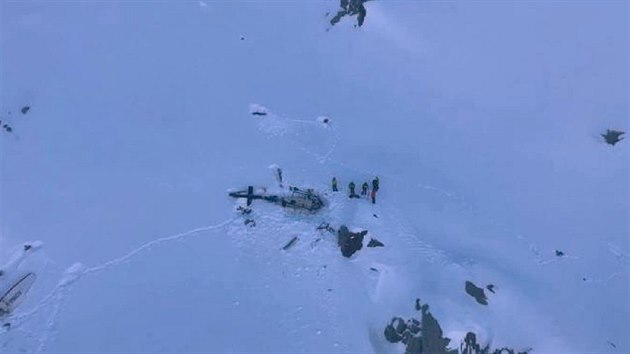 Trosky helikoptry, kter se ve vzduchu srazila s malm letounem v italskm Val d'Aosta. ady zatm potvrdily pt mrtvch. (26. ledna 2019)
