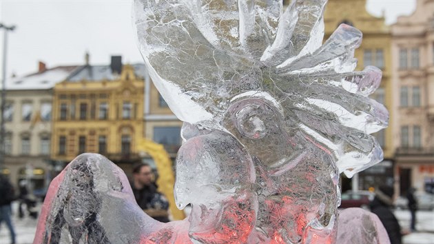 Socha papouka na druhm ronku akce Ledov sochy 26. ledna 2019 v Plzni. Umlci na nmst Republiky v centru msta vystavuj tm dvacet ledovch soch zvat.