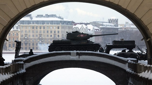 Sovětský tank T-34 je přepravován na návěsu během nácviku přehlídky konané v Petrohradu k výročí blokády města před 75 lety (24. ledna 2019)