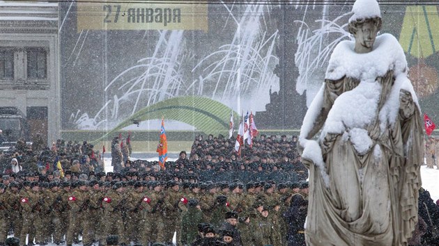 Rusk armda bhem ncviku pehldky konan v Petrohradu k vro blokdy msta ped 75 lety (24. ledna 2019)