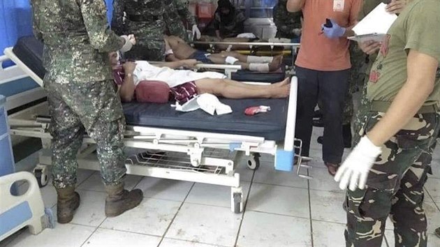 Během nědělní mše v katolickém kostele na Filipínách explodovaly dvě bomby. Počet obětí stále roste. (27. ledna 2019)