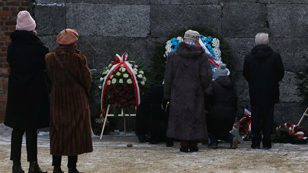 Peiv z koncentranho tbora v Osvtimi pijeli poloit vnce ke Zdi smrti. (27. ledna 2019)