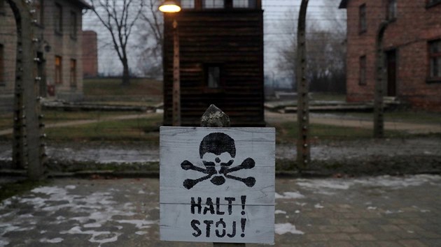 Značka "stůj" v němčině a polštině v bývalém koncentračním táboře v Osvětimi v Polsku. Svět si připomíná 74. výročí jeho osvobození. (27. ledna 2019)