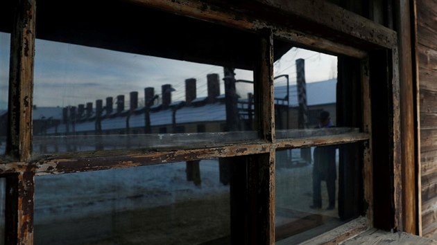 Odraz bvalho vzn ve skle okna barku. Cel svt si pipomn Mezinrodn den pamtky obt holokaustu. (27. ledna 2019)