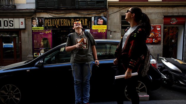 POFLAKOV�N� SE. �estn�ctiletet� teenager Gabriel Diaz de Tudanca, kter� je transgender (vlevo), post�v� se svou kamar�dkou Alinou po �kole ve �pan�lsk�m Madridu. Gabrielova rodina ho podpo�ila pot�, co se ke sv� transsexualit� p�ihl�sil, a pomohla mu p�ekonat �skal� s t�m spojen�.