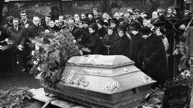 Jan Palach byl pohben na Olanskch hbitovech (na snmku). Pozdji byly jeho ostatky bez souhlasu pozstalch pevezeny do Vetat. V roce 1990 se urna vrtila na Olansk hbitovy. (25. ledna 1969)