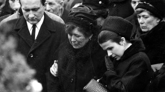 Palachova maminka pi pohbu na Olanskch hbitovech. Pozdji byly studentovy ostatky bez souhlasu pozstalch pevezeny do Vetat. V roce 1990 se urna vrtila na Olansk hbitovy. (25. ledna 1969)