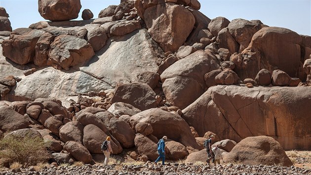 Archeologický průzkum v náročném terénu vulkanického pohoří Sabaloka v oblasti šestého nilského kataraktu v Súdánu. (foto Petr Pokorný, 2015)