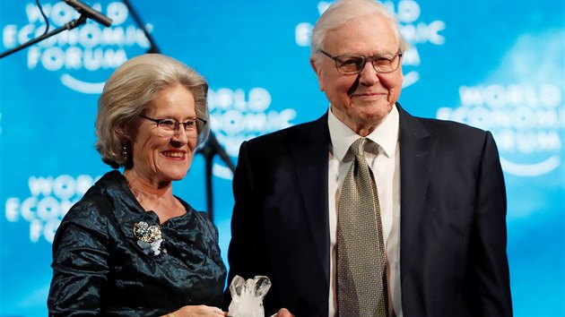 Hilde Schwabov pedv v Davosu Crystal Award znmmu prodovdci Siru Davidu Attenboroughovi.