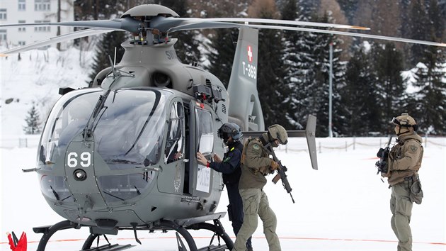 Příslušníci speciálních jednotek u helikoptéry švýcarské policie v Davosu