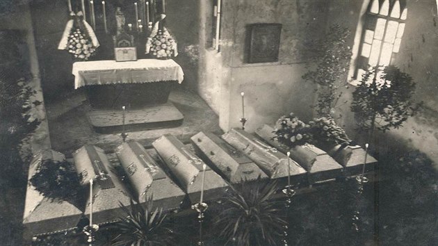 Rakve s českými oběťmi sedmidenní války v kostele v Orlové