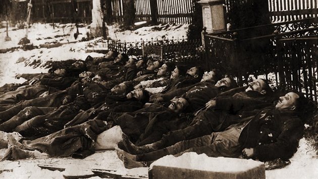 Polské oběti sedmidenní války na hřbitově ve Stonavě na Karvinsku. Zraněné polské vojáky českoslovenští legionáři údajně tloukli a zavraždili.