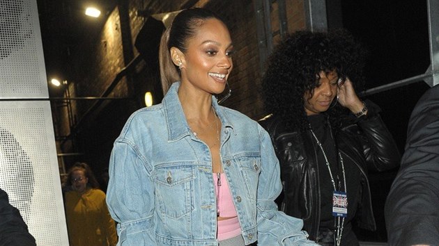 K vysok�mu pasu a �irok�m nohavic�m se hod� bundi�ka ve zkr�cen� d�lce, kter� dorovn�v� proporce. Pod n� si m��ete vz�t t�eba pastelov� top jako britsk� zp�va�ka Ellie Jonesov�.