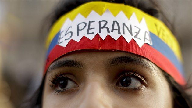 Příznivci lídra venezuelské opozice Juana Guaida se sešli v argentinské metropoli Buenos Aires, aby mu na dálku vyjádřili podporu. (23. ledna 2019)