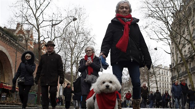 Do ulic Paříže vyrazily tisíce lidí s šátkem nebo šálou červené barvy na krku. (27. ledna 2019)