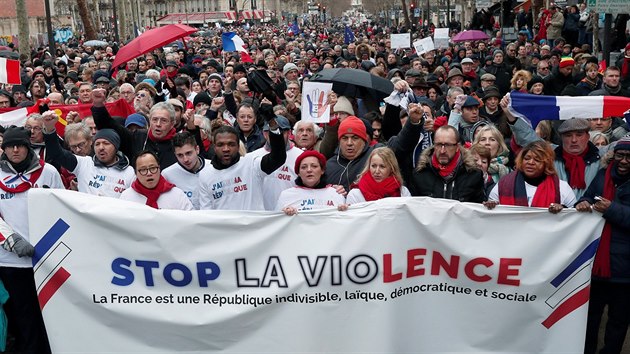 Do ulic Paříže vyrazily tisíce lidí s šátkem nebo šálou červené barvy na krku. (27. ledna 2019)
