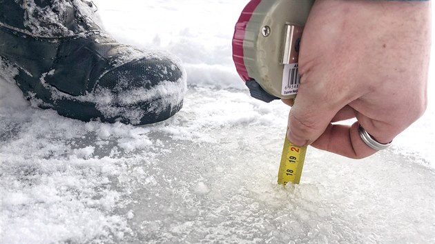 V Lipně nad Vltavou pravidelně měří tloušťku ledu na upravované dráze. V pátek měla 18 centimetrů.