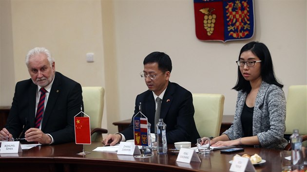 Podpisu smlouvy o vybudování lázní čínskou společností v Pasohlávkách se zúčastnili také jihomoravský hejtman Bohumil Šimek a čínský velvyslanec Čang Ťien-min.