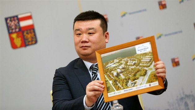 Sü Ťie z čínské společnosti RiseSun podepsal smlouvu o vybudování lázní v Pasohlávkách.