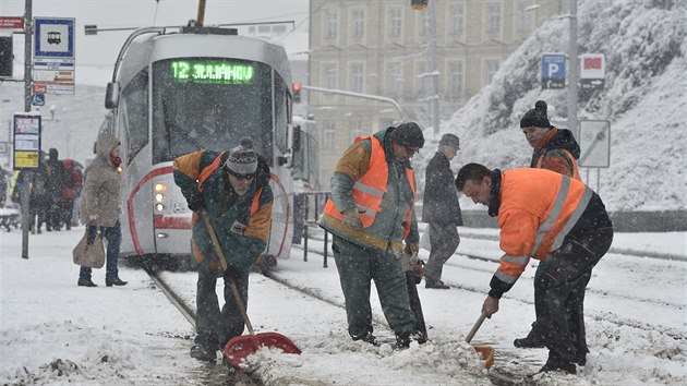 erstv snh komplikuje od pondlnho rna dopravu na cel jin Morav. Problmy s prjezdem maj tak brnnsk tramvaje.