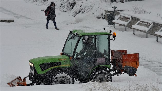 Čerstvý sníh komplikuje od pondělního rána dopravu na celé jižní Moravě. Na snímku traktor s radlicí odklízí sníh na sídlišti Vinohrady v Brně.