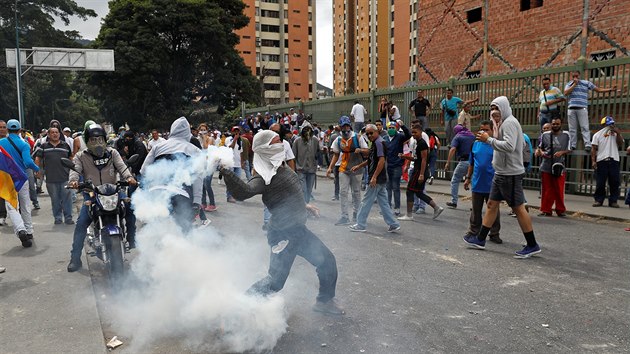 Po cel Venezuele probhaj protesty proti souasnmu prezidentu Madurovi. K masovm protestm po cel zemi vyzval f parlamentu Juan Guaid, kter se ped mohutnm zstupem stoupenc prohlsil za adujcho prezidenta. (23. ledna)