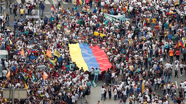 Po cel Venezuele probhaj protesty proti souasnmu prezidentu Madurovi. K masovm protestm po cel zemi vyzval f parlamentu Juan Guaid, kter se ped mohutnm zstupem stoupenc prohlsil za adujcho prezidenta. (23. ledna 2019)