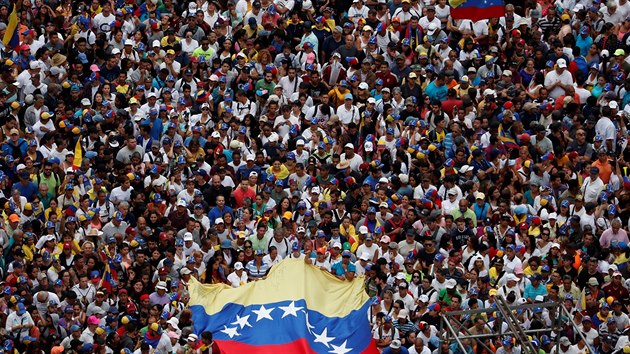 Po cel Venezuele probhaj protesty proti souasnmu prezidentu Madurovi. K masovm protestm po cel zemi vyzval f parlamentu Juan Guaid, kter se ped mohutnm zstupem stoupenc prohlsil za adujcho prezidenta. (23. ledna 2019)