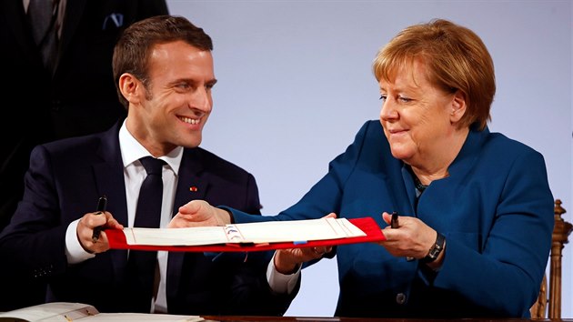 Nmeck kanclka Angela Merkelov a francouzsk prezident Emmanuel Macron pi podpisu takzvan Csk smlouvy o spoluprci a integraci (Cchy, 22.1.2019)